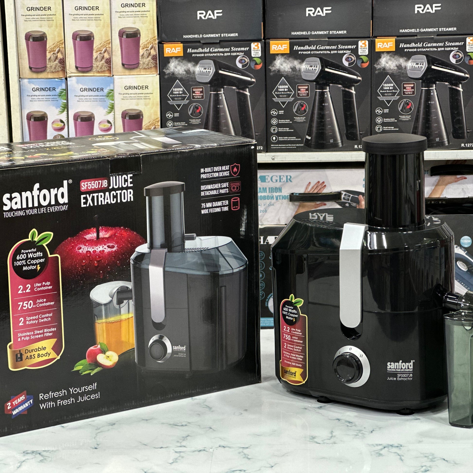 Sanford juice extractor and carrot juicer with its packaging box, showing the product and its components.